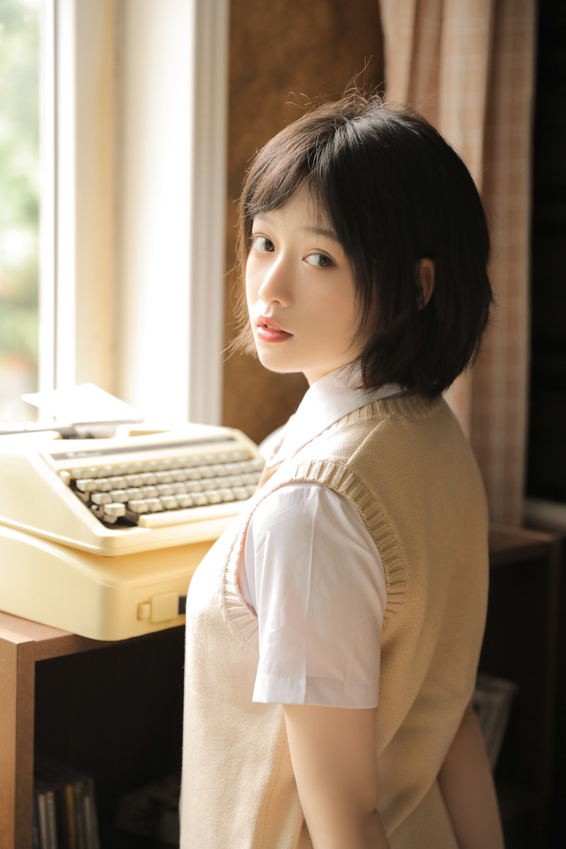 青春活力美少女性感养眼户外写真图片