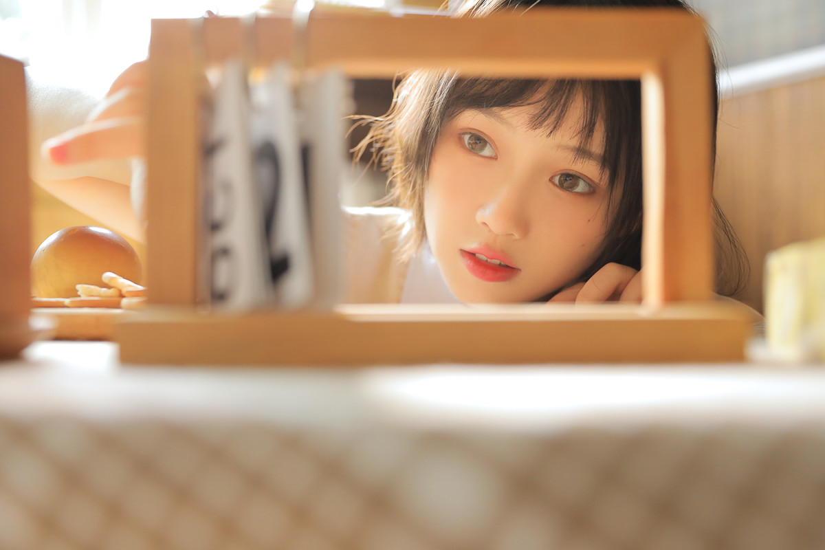 青春活力美少女性感养眼户外写真图片
