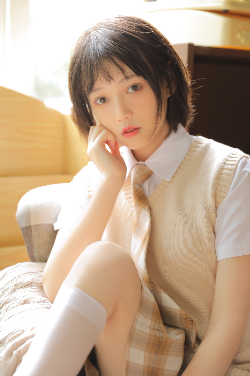 青春活力美少女性感养眼户外写真图片