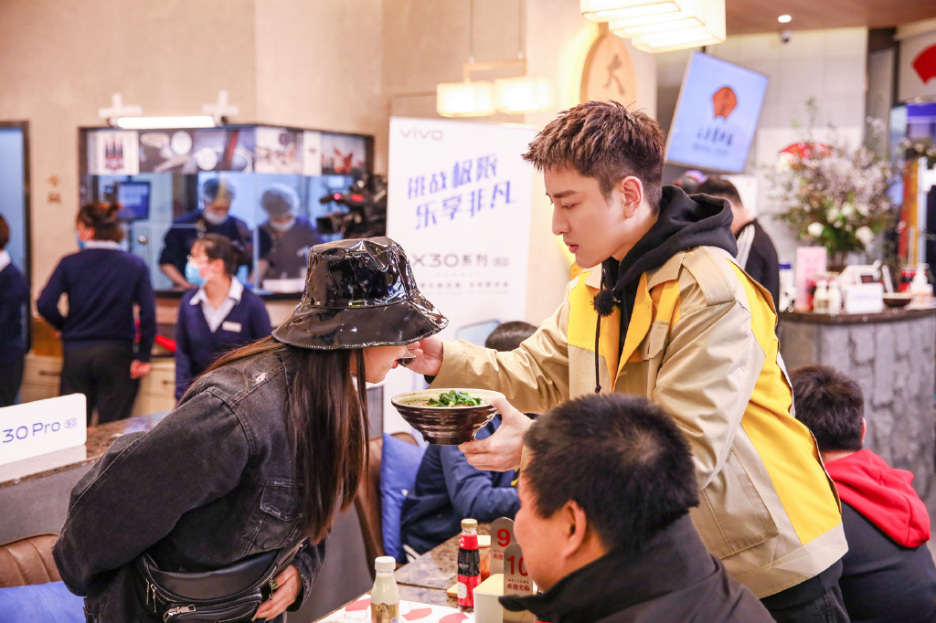 高清黑龙江省哈尔滨松男明星贾乃亮白色西装酷帅写真图片图片