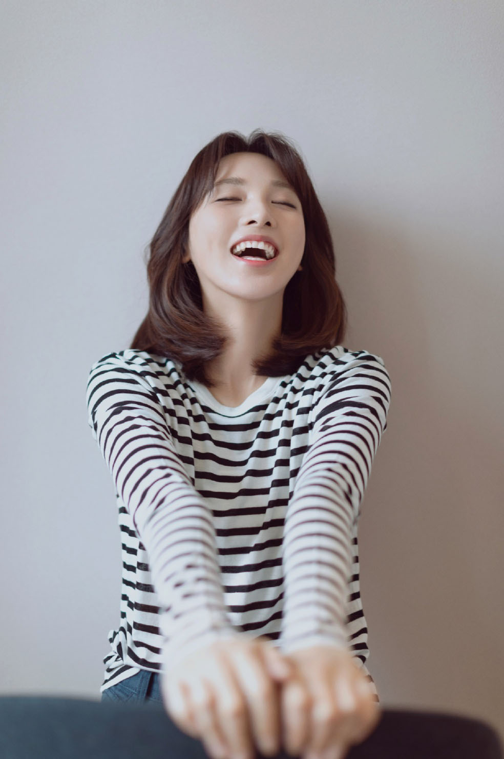高清中国北京美女明星彭小苒甜美元气海边写真图片图片