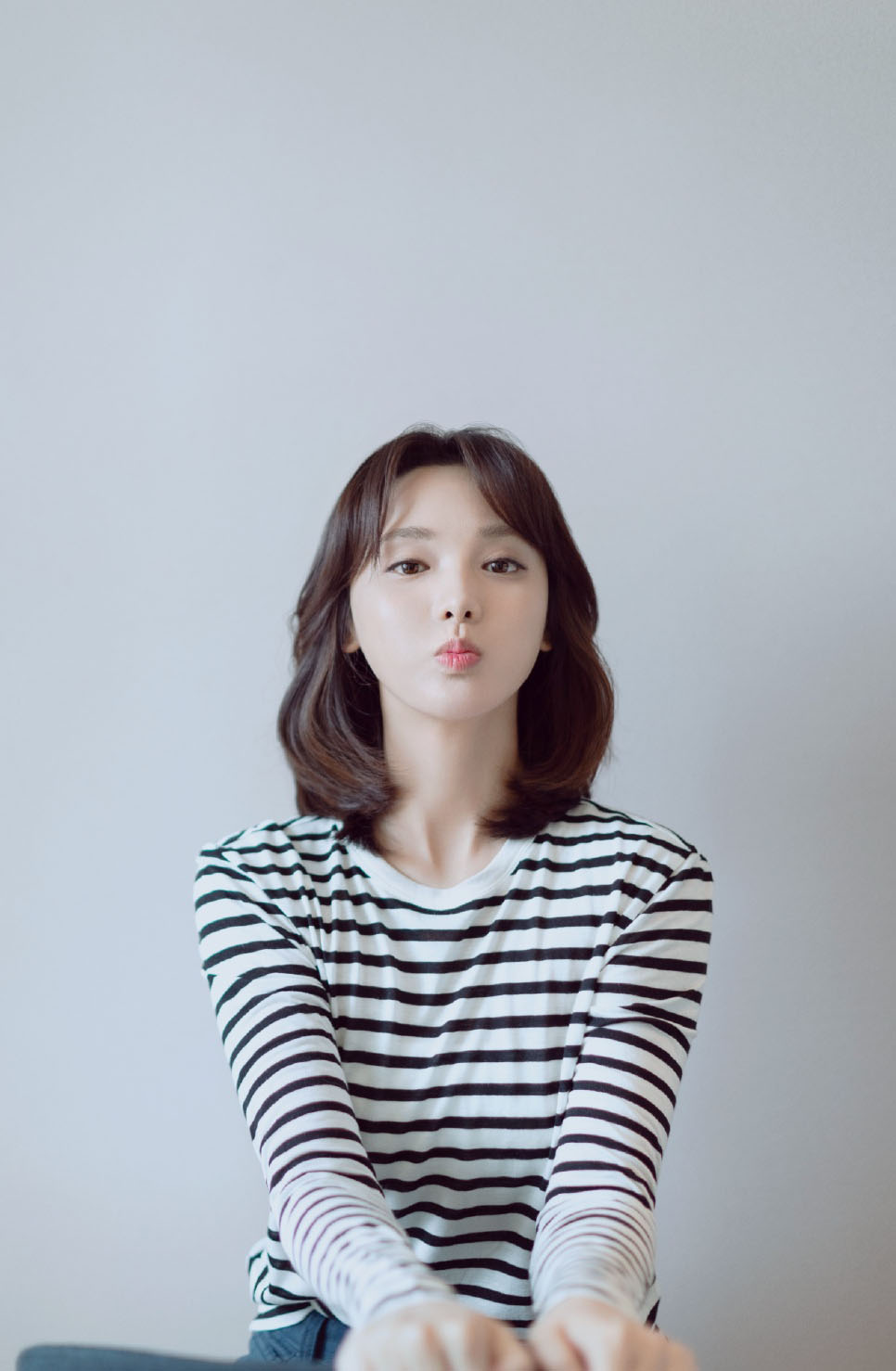 高清中国北京美女明星彭小苒甜美元气海边写真图片图片