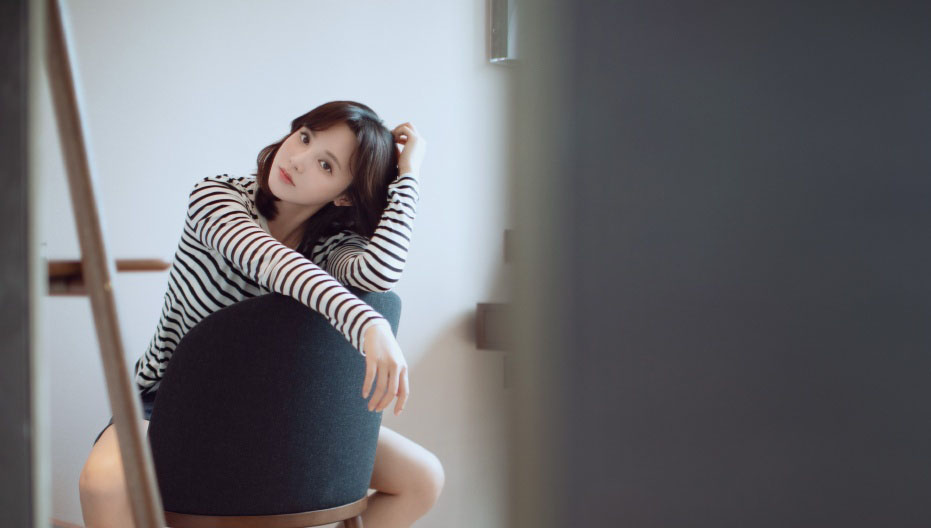 高清中国北京美女明星彭小苒甜美元气海边写真图片图片