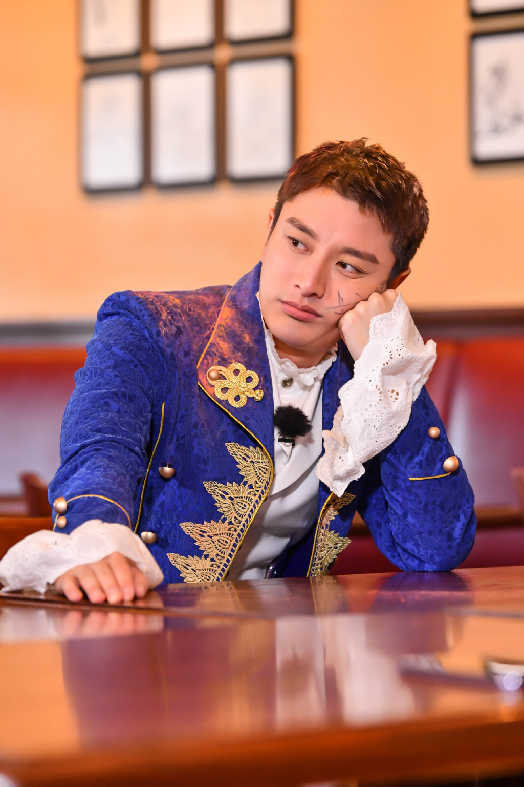 高清黑龙江省哈尔滨松男明星贾乃亮白色西装酷帅写真图片图片