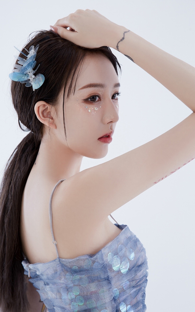 高清哈尔滨新生代女演员张天爱热裤美腿清凉性感街拍图片图片