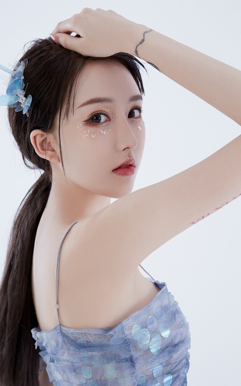 高清哈尔滨新生代女演员张天爱热裤美腿清凉性感街拍图片图片