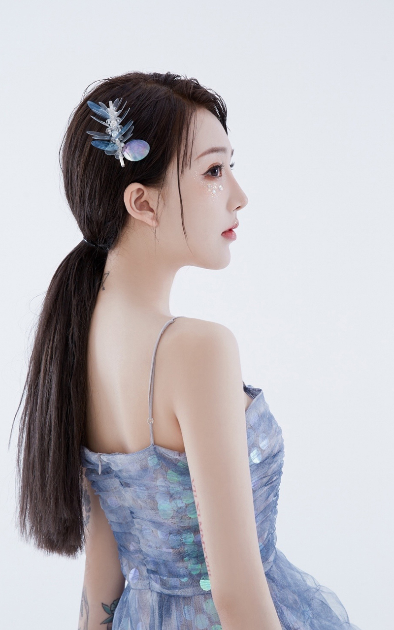 高清哈尔滨新生代女演员张天爱热裤美腿清凉性感街拍图片图片