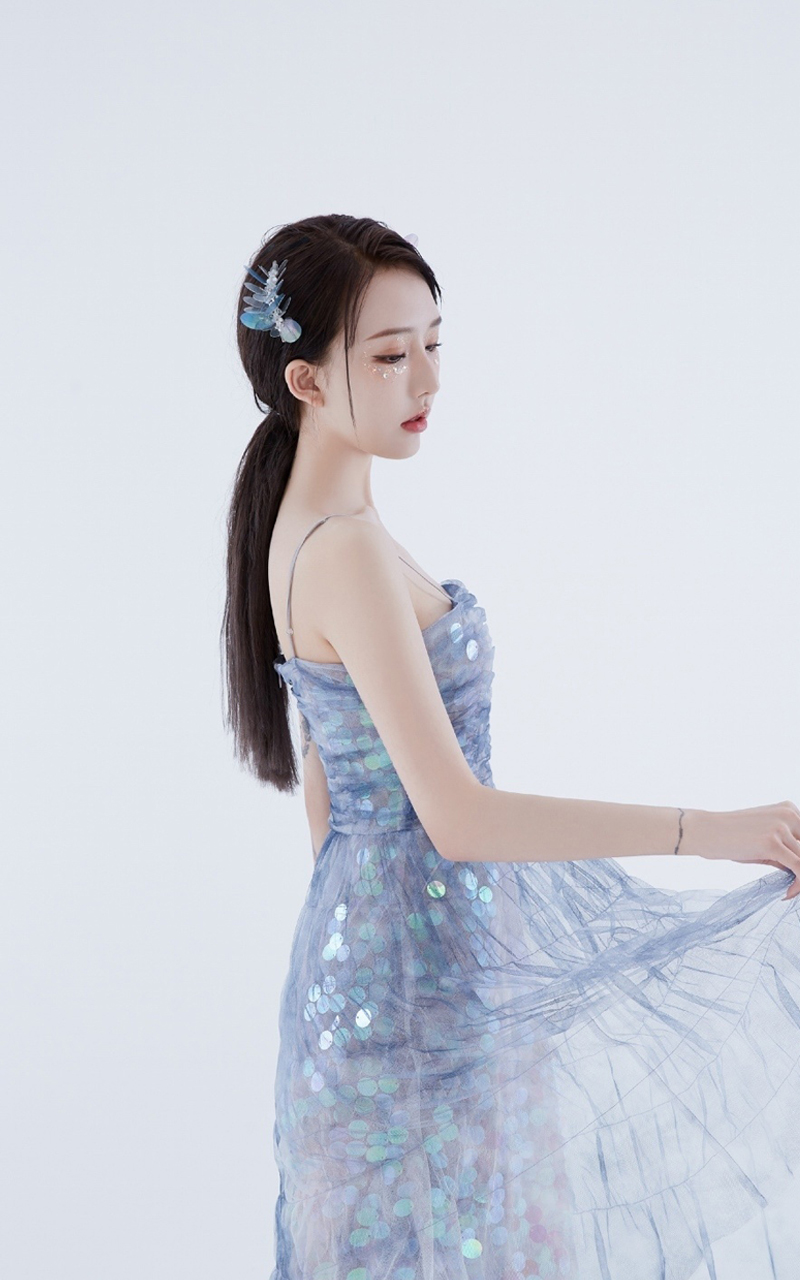 高清哈尔滨新生代女演员张天爱热裤美腿清凉性感街拍图片图片