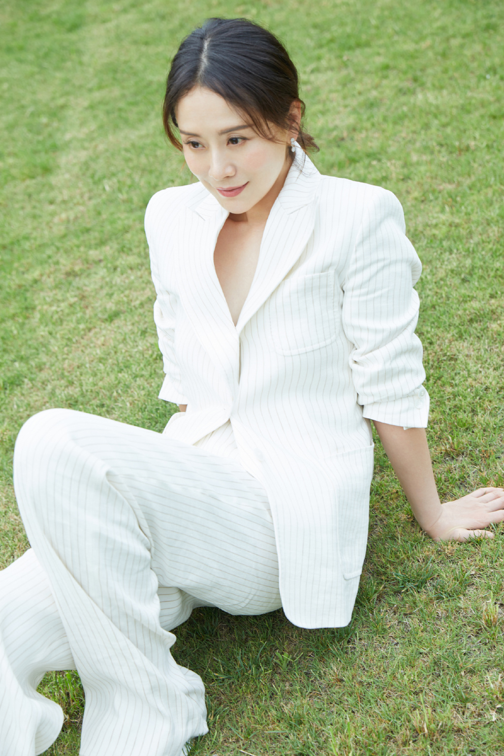 高清中国南京女演员海清蓝色衬衣清爽性感图片写真图片