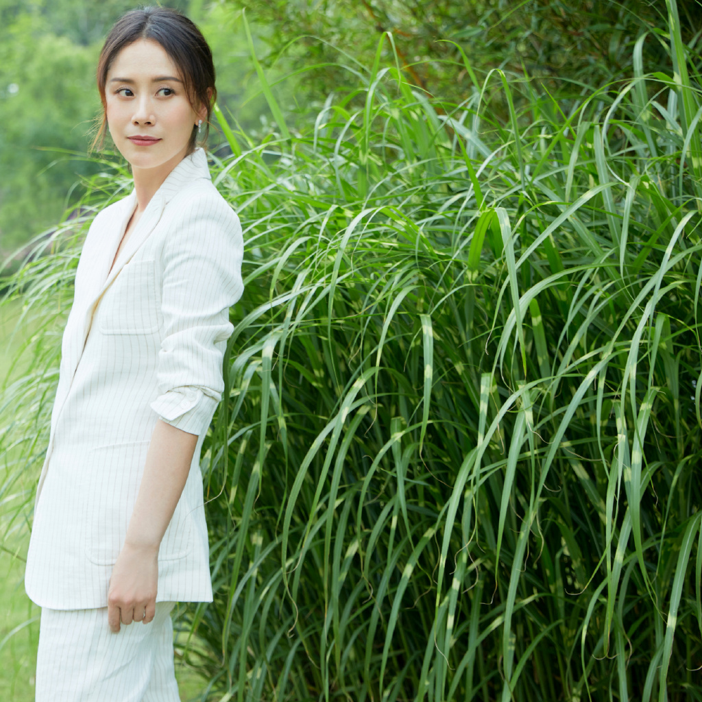 高清中国南京女演员海清蓝色衬衣清爽性感图片写真图片