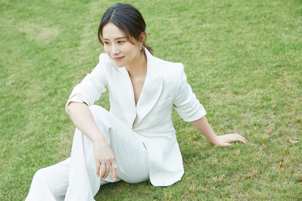 高清中国南京女演员海清蓝色衬衣清爽性感图片写真图片
