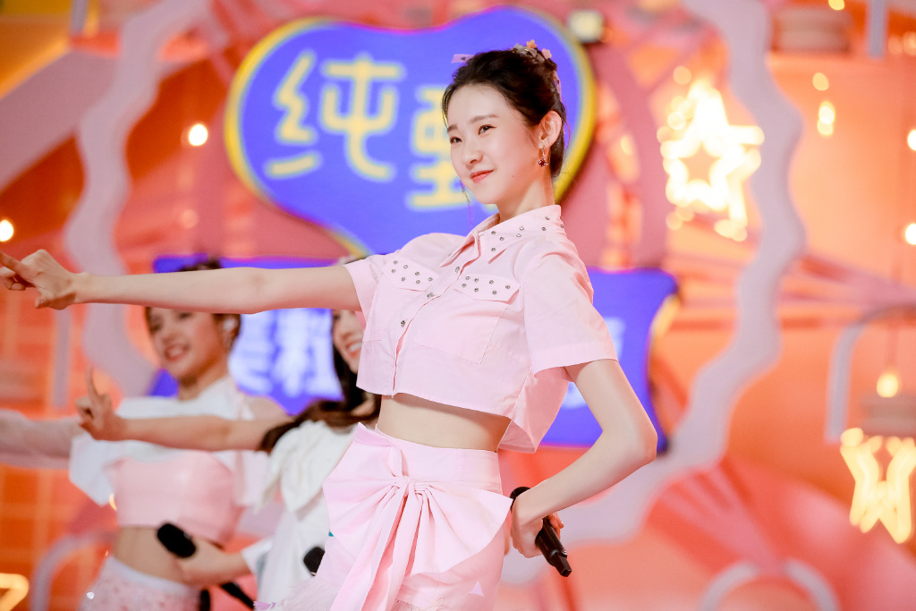 内地大陆美女主持人张艺凡露背裙性感写真图片图片