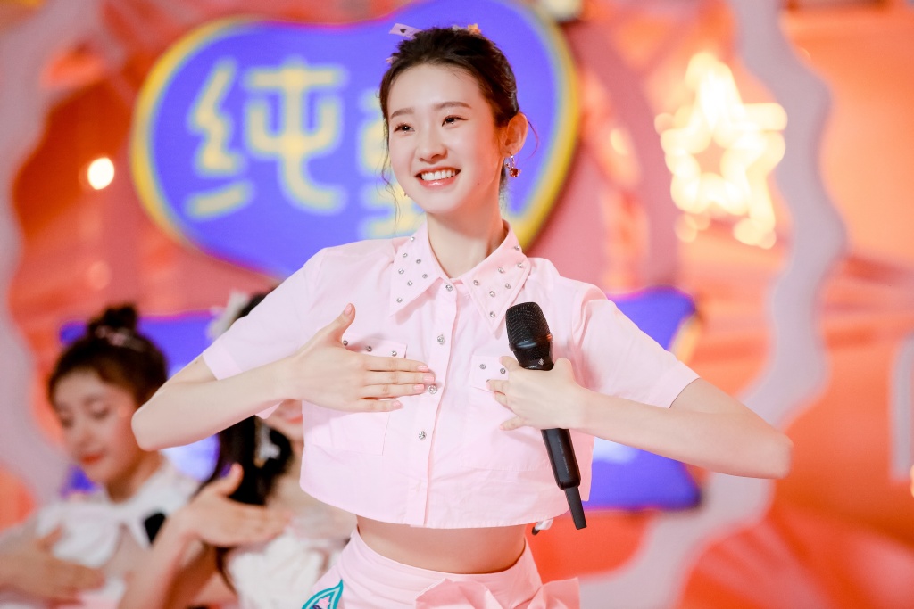 内地大陆美女主持人张艺凡露背裙性感写真图片图片