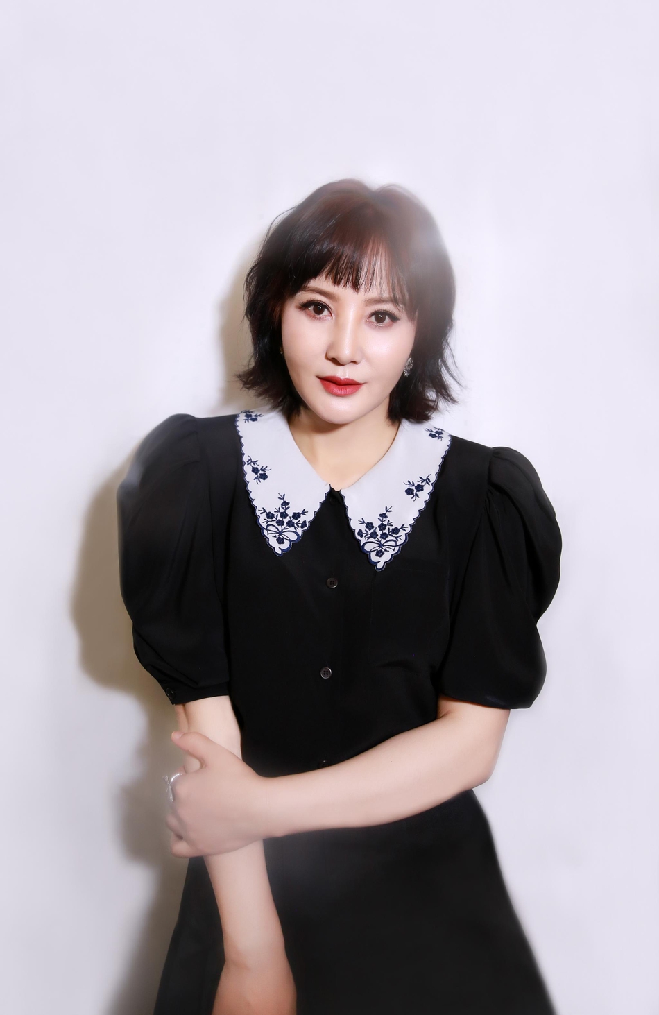 中国内地重庆影视女演员陶红轻松随性街拍写真图片图片
