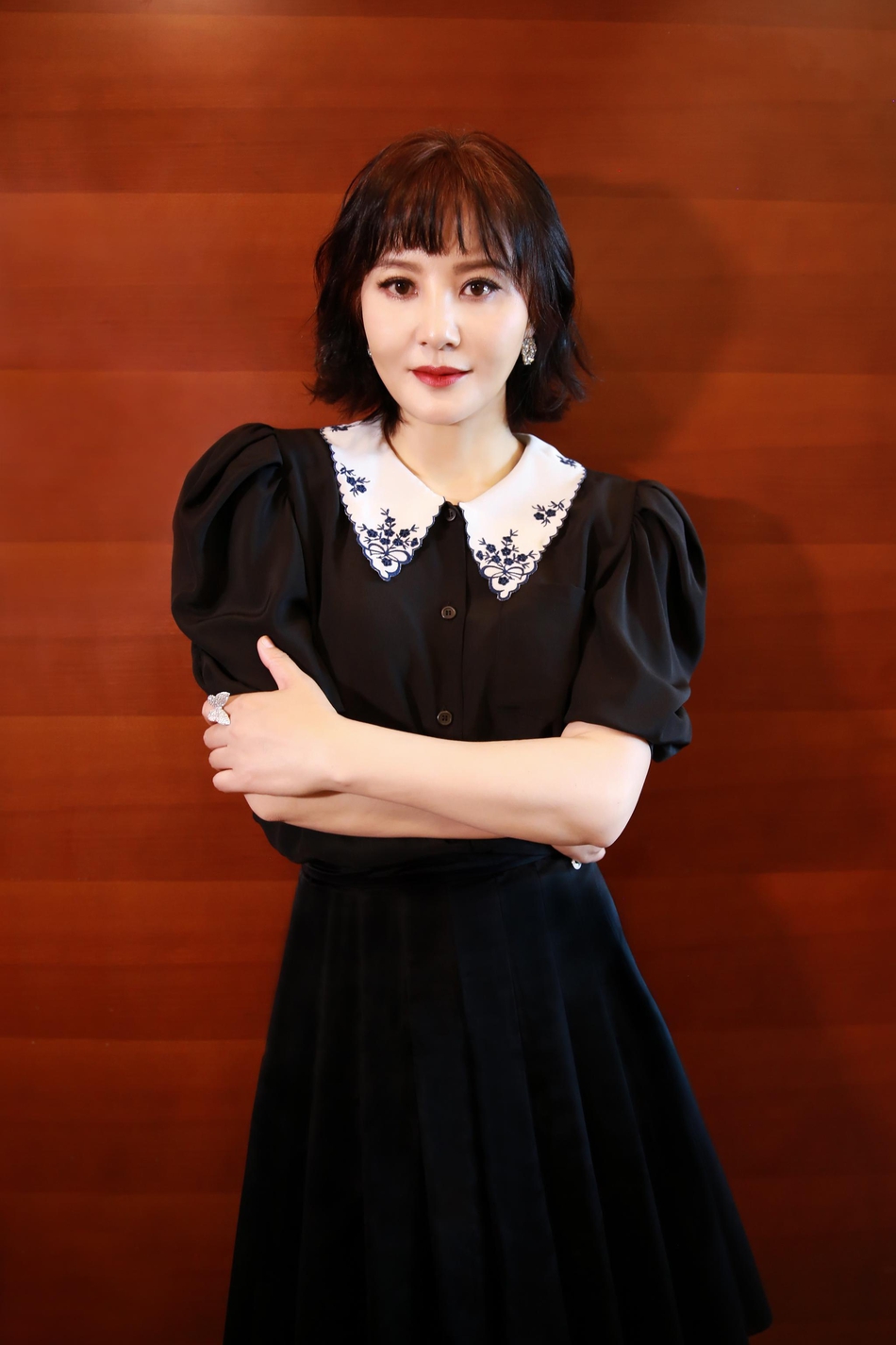 中国内地重庆影视女演员陶红轻松随性街拍写真图片图片