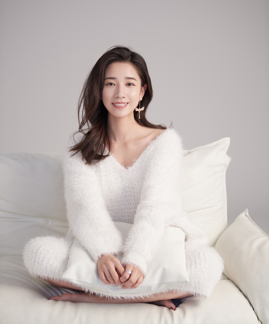 高清00后青春美少女热裤美女吊带锁骨性感私房写真图片