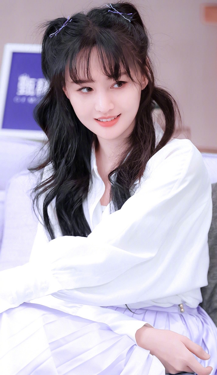 高清中国内地女演员郑爽泡面刘海清爽元气写真图片图片
