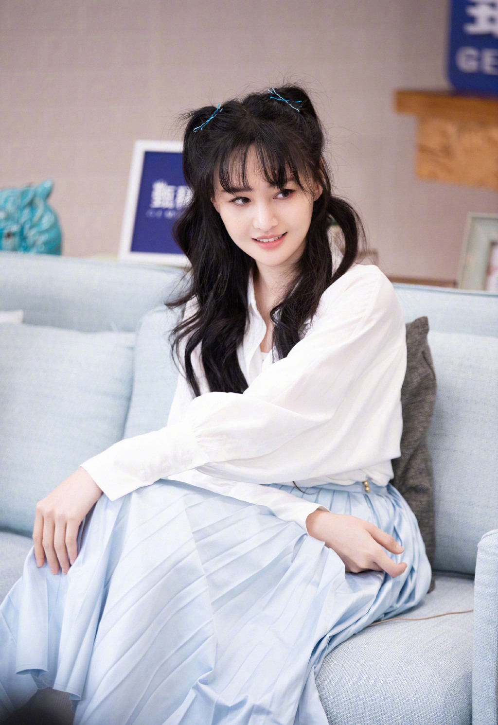 高清中国内地女演员郑爽泡面刘海清爽元气写真图片图片