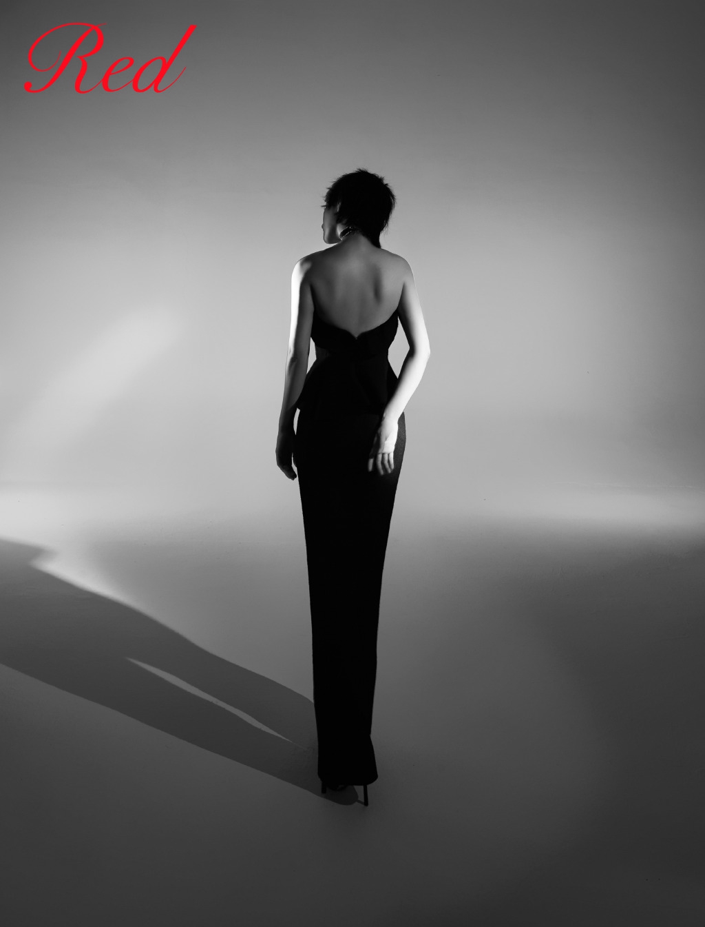 上海美女演员黄奕抹胸裙酷感写真图片图片