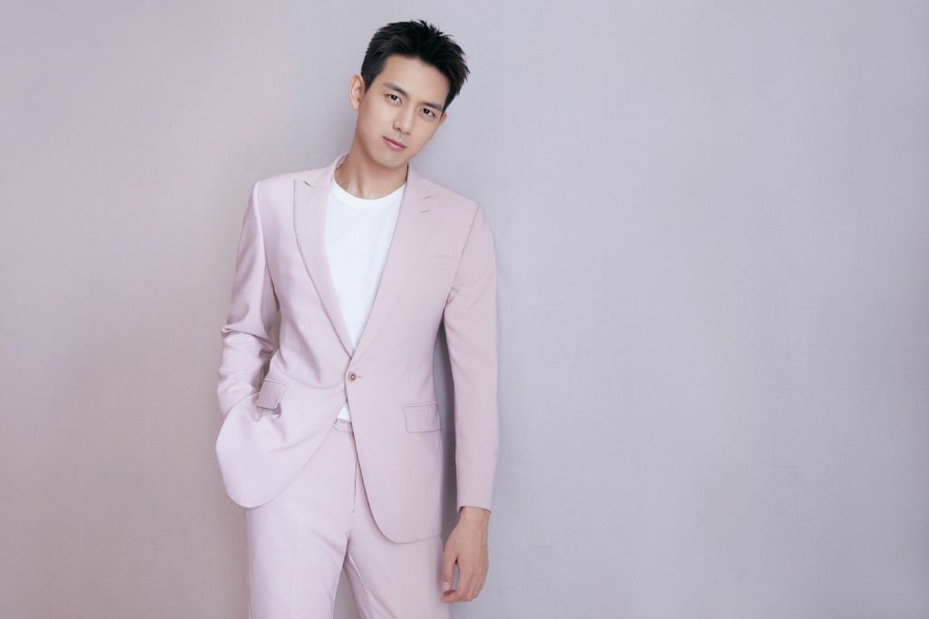 中国内地湖北荆州男演员李现男友力十足休闲写真图片图片