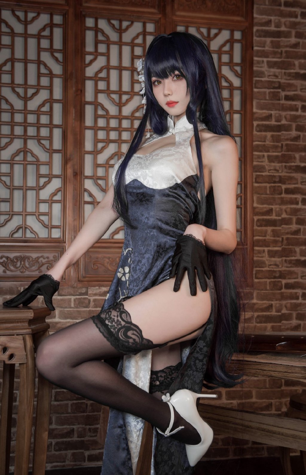 高清中国内地山东济南女演员李一桐露肩裙优雅代言写真图片图片