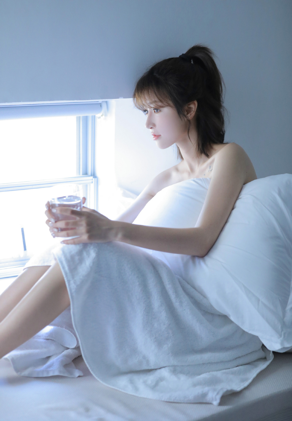 中国内地新晋女演员模特张予曦妩媚浴袍微博美照图片图片