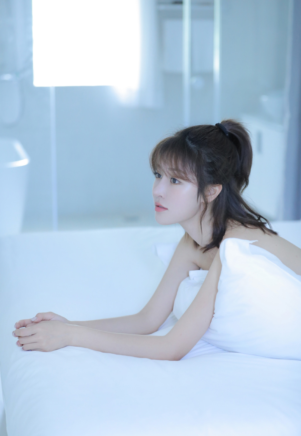 中国内地新晋女演员模特张予曦妩媚浴袍微博美照图片图片