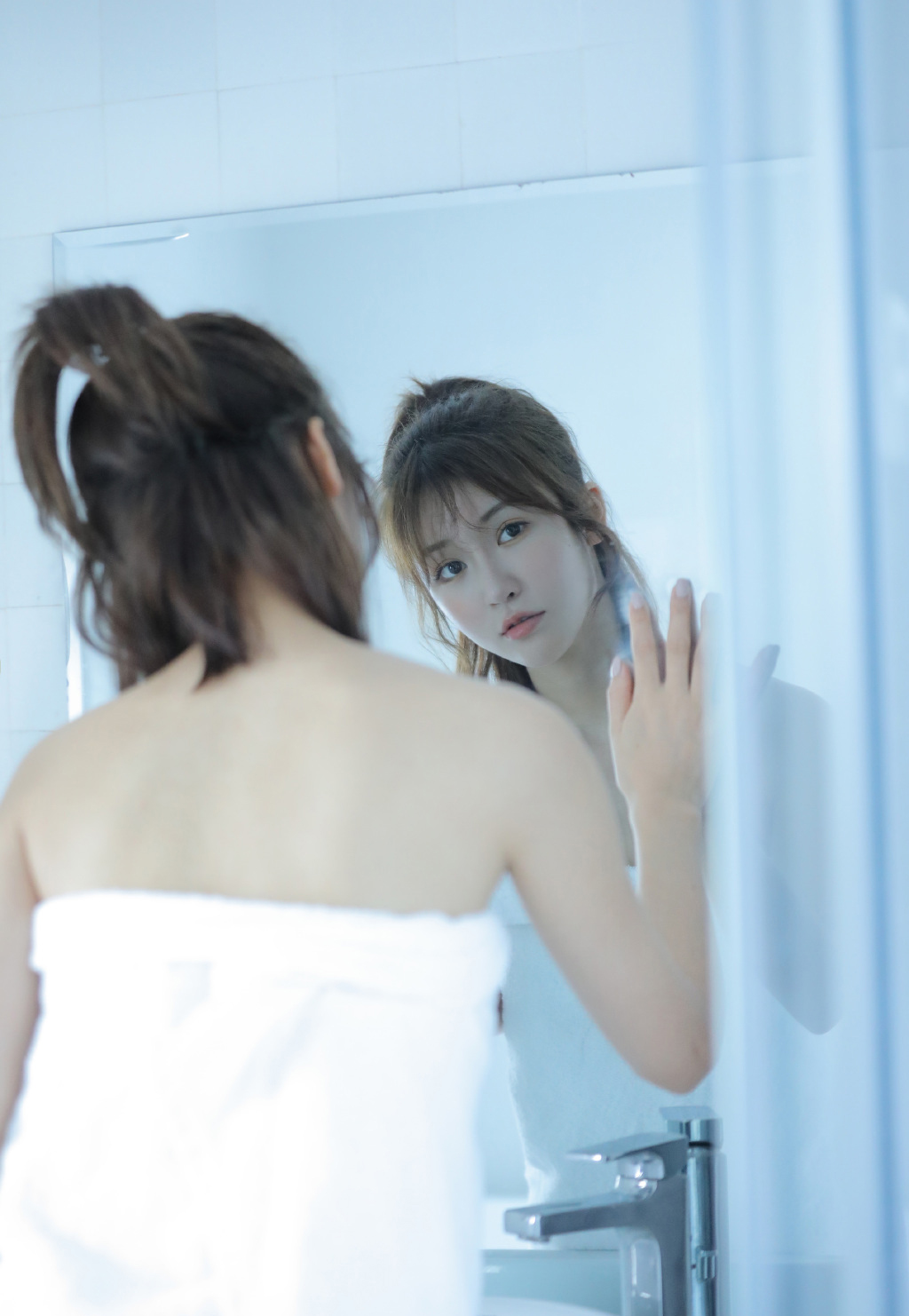 中国内地新晋女演员模特张予曦妩媚浴袍微博美照图片图片