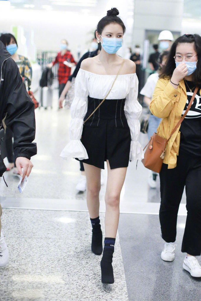 中国内地新晋女演员模特张予曦妩媚浴袍微博美照图片图片