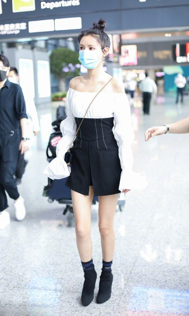 中国内地新晋女演员模特张予曦妩媚浴袍微博美照图片图片