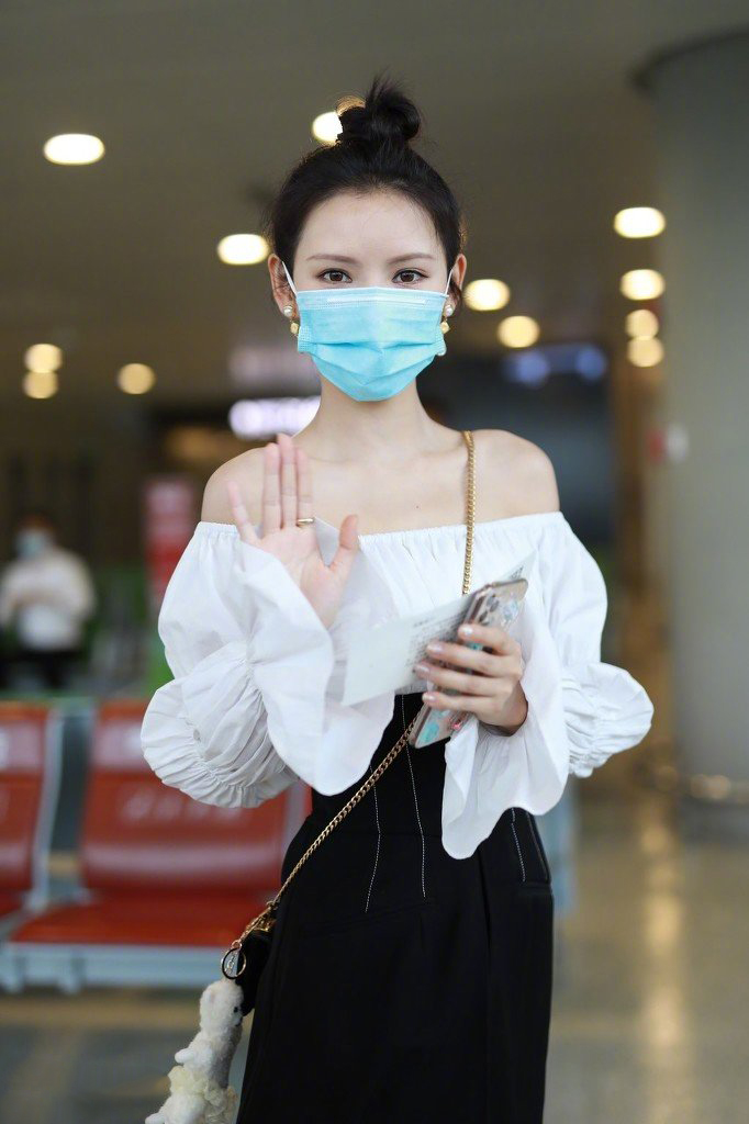 中国内地新晋女演员模特张予曦妩媚浴袍微博美照图片图片