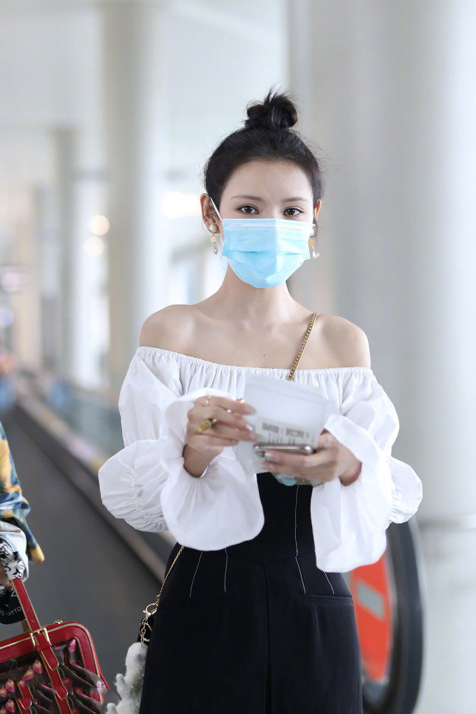 中国内地新晋女演员模特张予曦妩媚浴袍微博美照图片图片