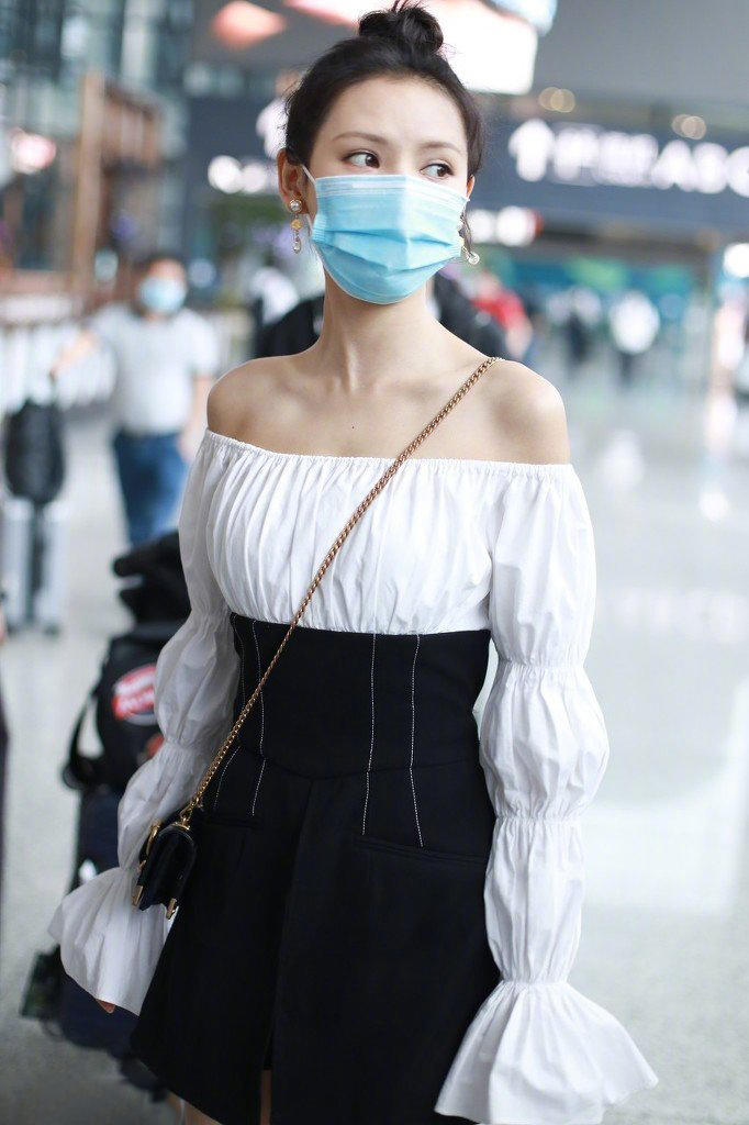 中国内地新晋女演员模特张予曦妩媚浴袍微博美照图片图片
