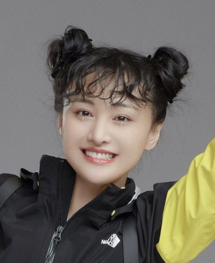 高清中国内地女演员郑爽泡面刘海清爽元气写真图片图片