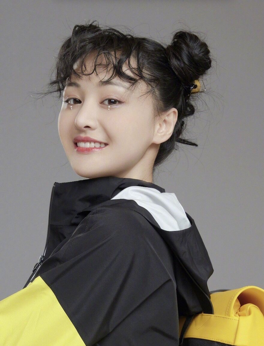 高清中国内地女演员郑爽泡面刘海清爽元气写真图片图片