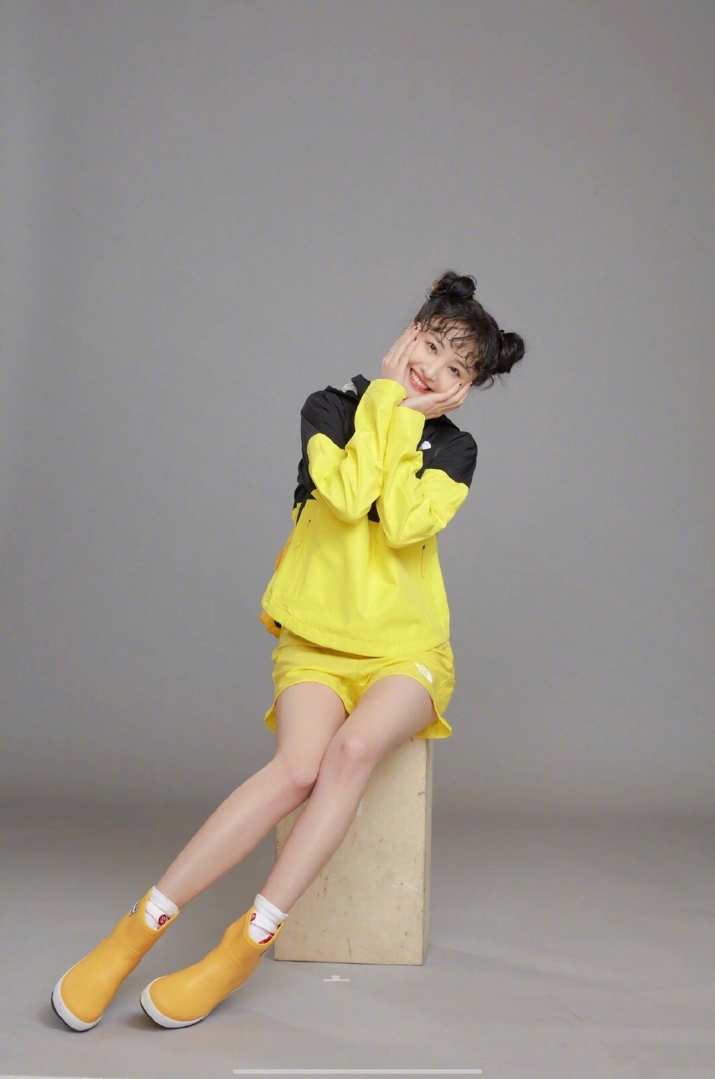 高清中国内地女演员郑爽泡面刘海清爽元气写真图片图片