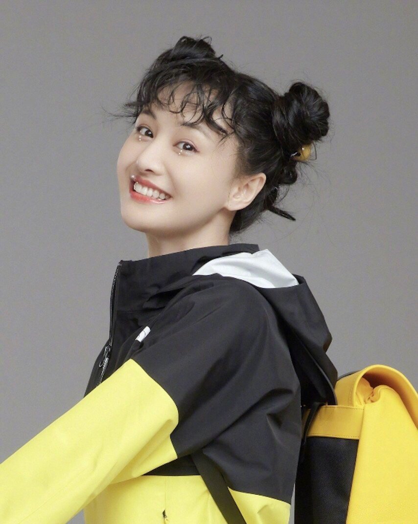 高清中国内地女演员郑爽泡面刘海清爽元气写真图片图片