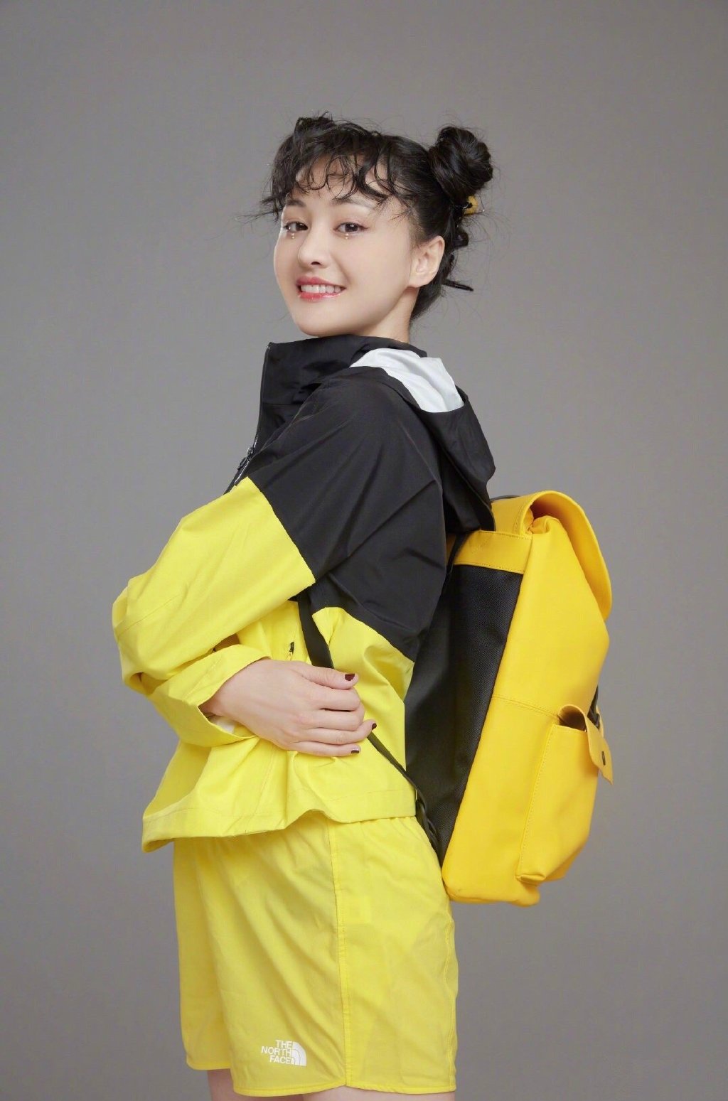 高清中国内地女演员郑爽泡面刘海清爽元气写真图片图片