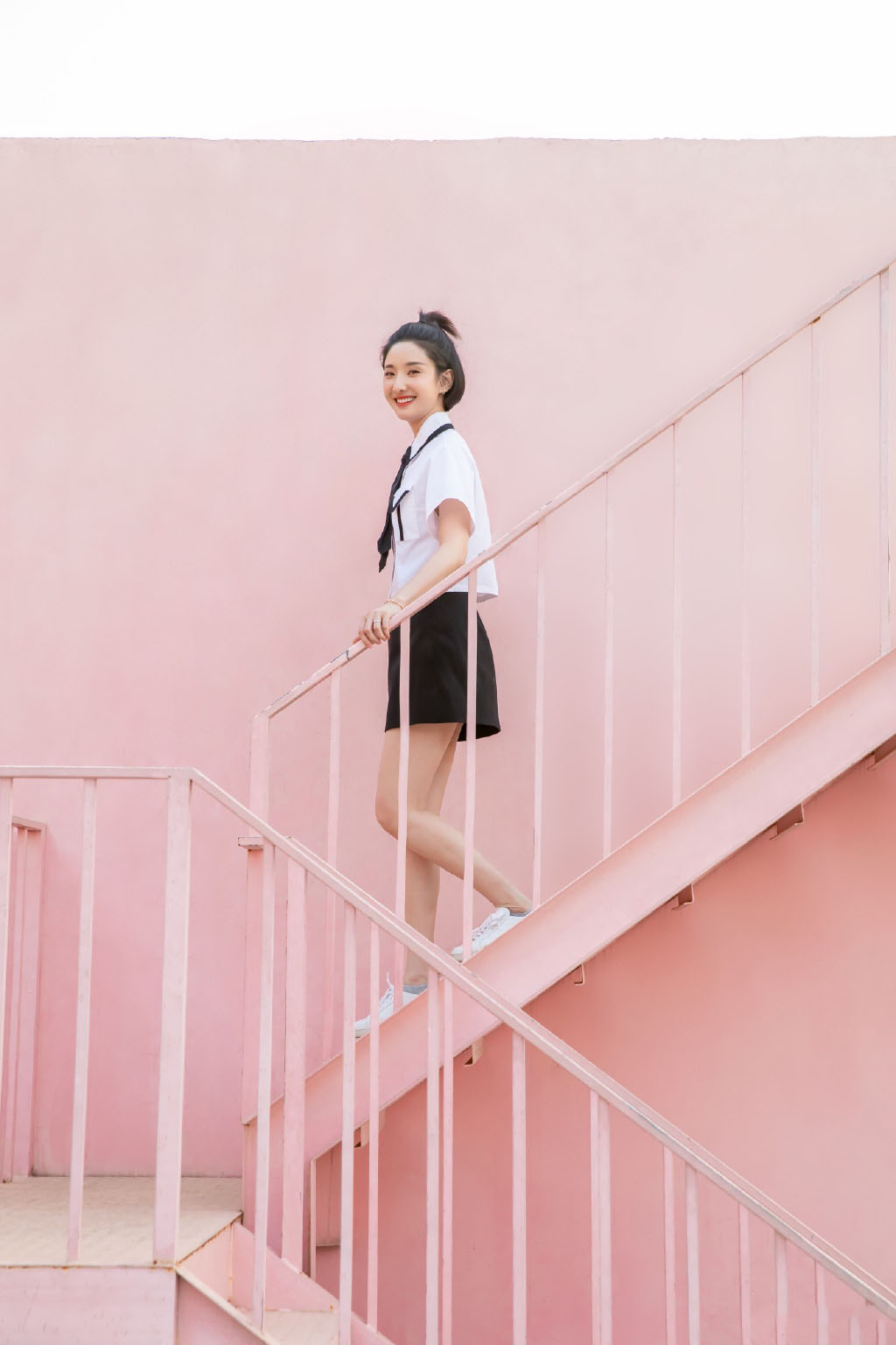 高清内地女星许芳铱吊带深V性感写真图片图片