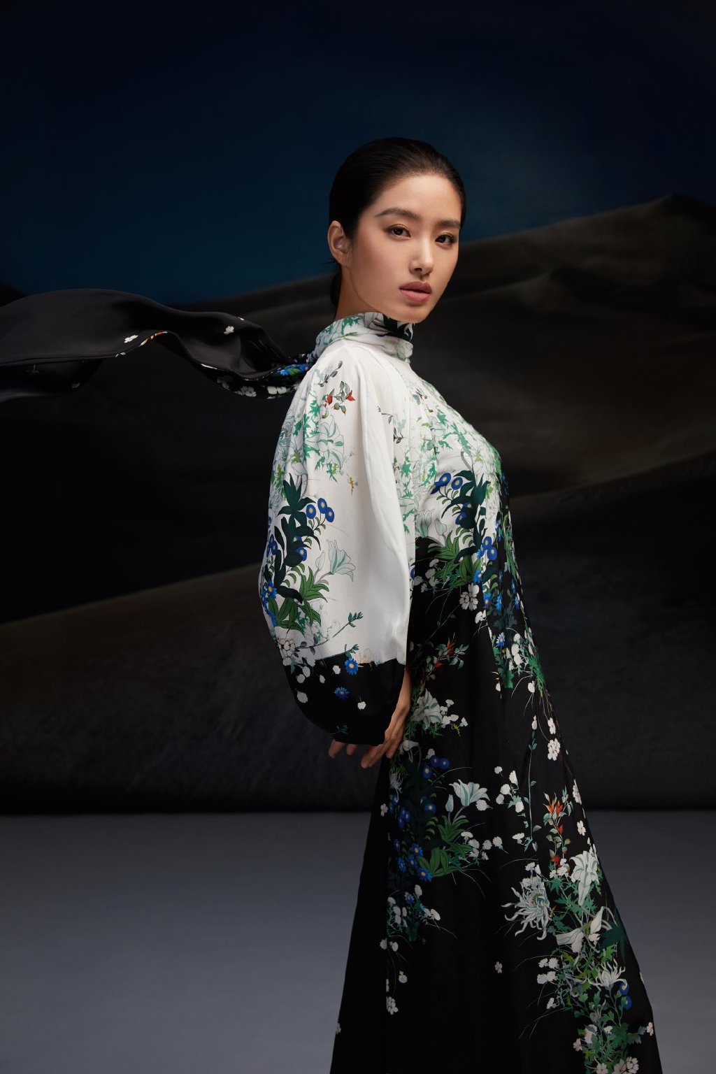 中国内地女演员、歌手、主持人杨采钰西装酷帅活动写真图片图片