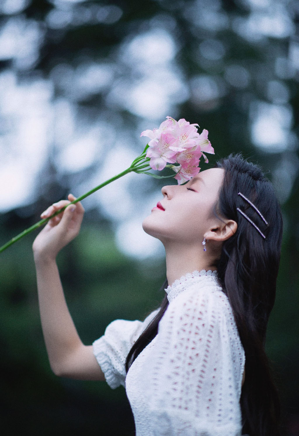中国内地新晋女演员模特张予曦妩媚浴袍微博美照图片图片