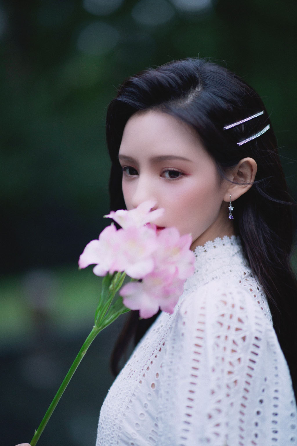 中国内地新晋女演员模特张予曦妩媚浴袍微博美照图片图片