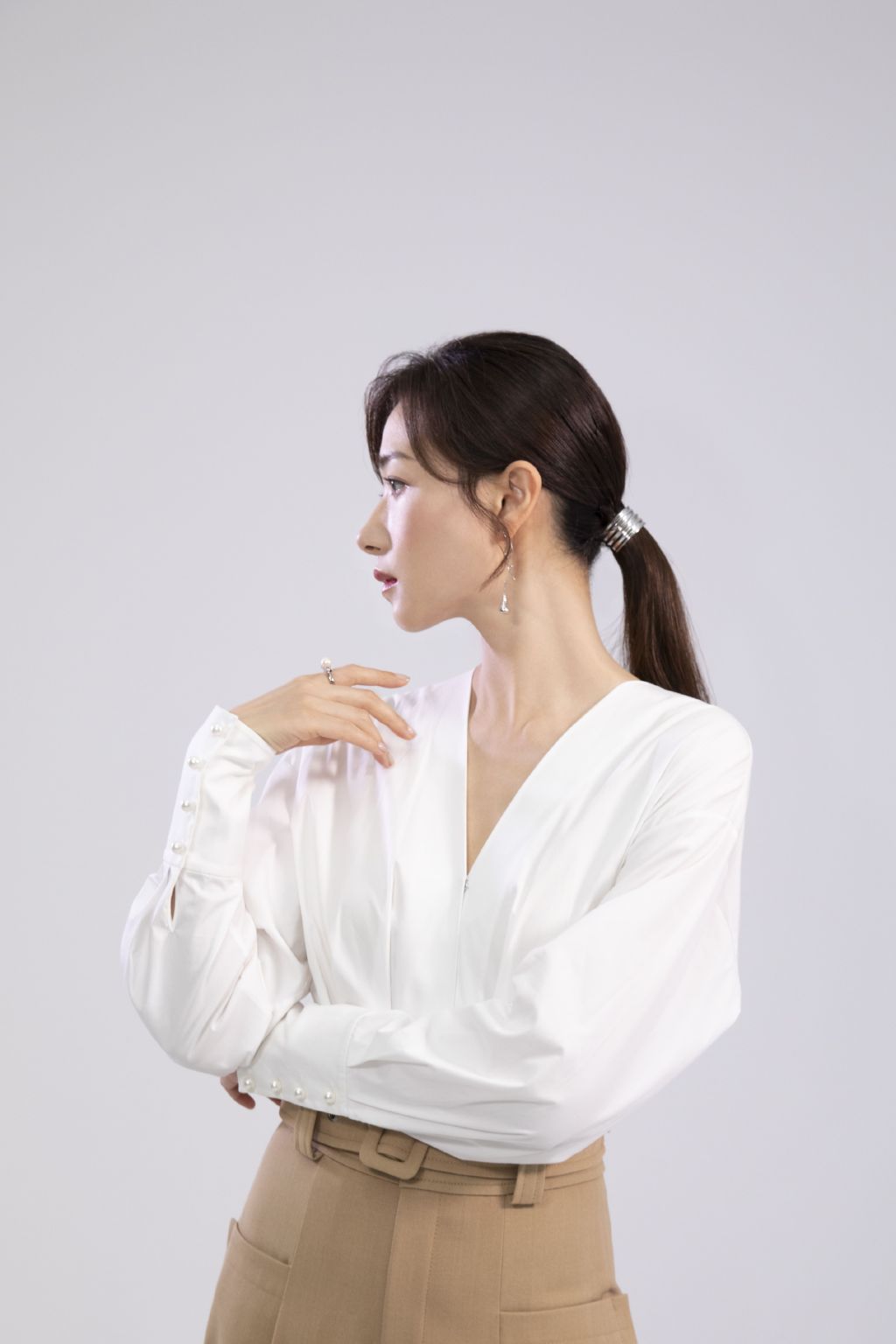 万茜白衫性感优雅写真图片图片