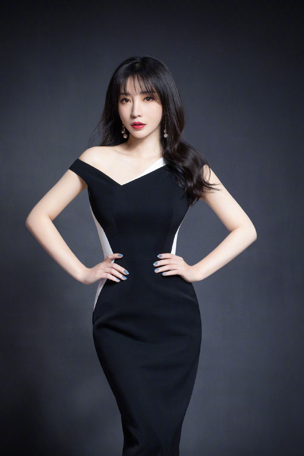 中国内地湖南衡阳女演员柳岩写真电脑桌面壁纸之网络美女图片