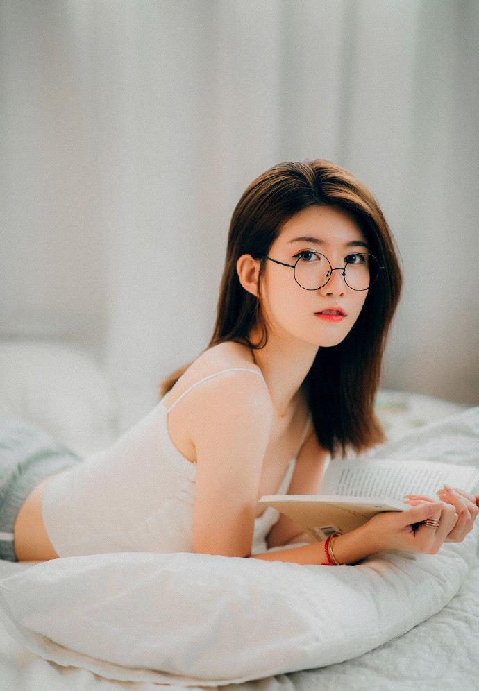 低胸装图片