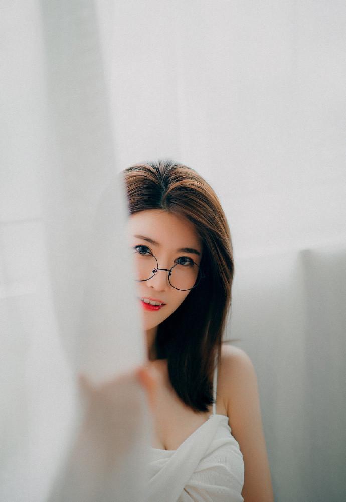 低胸装图片
