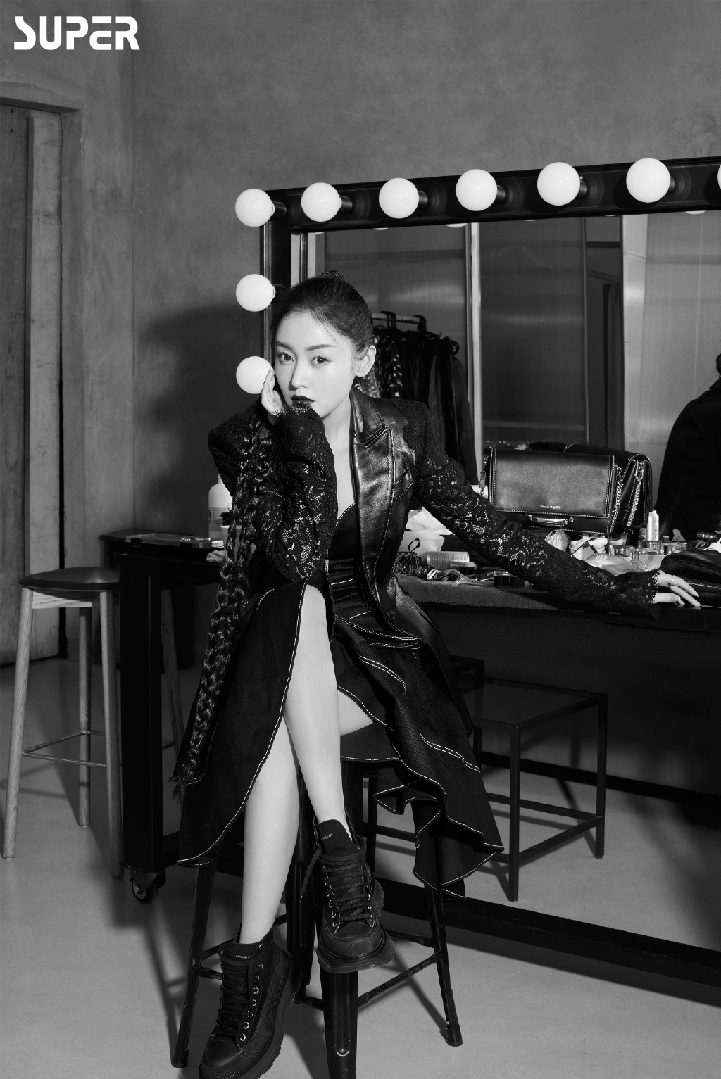 高清哈尔滨新生代女演员张天爱热裤美腿清凉性感街拍图片图片