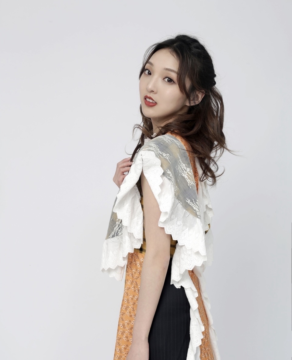 高清内陆美女星强东玥格纹裙优雅写真图片图片