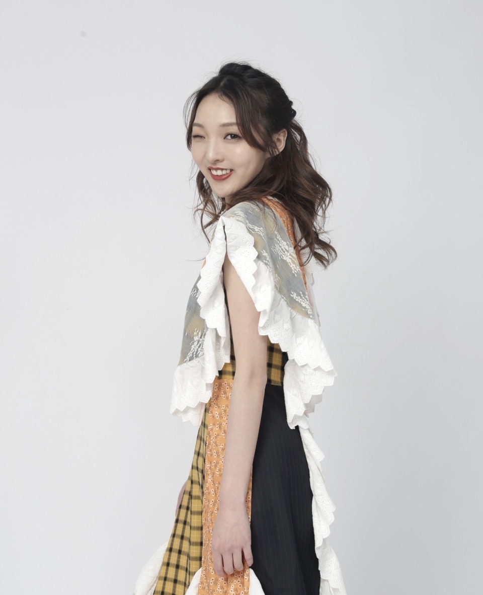 高清内陆美女星强东玥格纹裙优雅写真图片图片