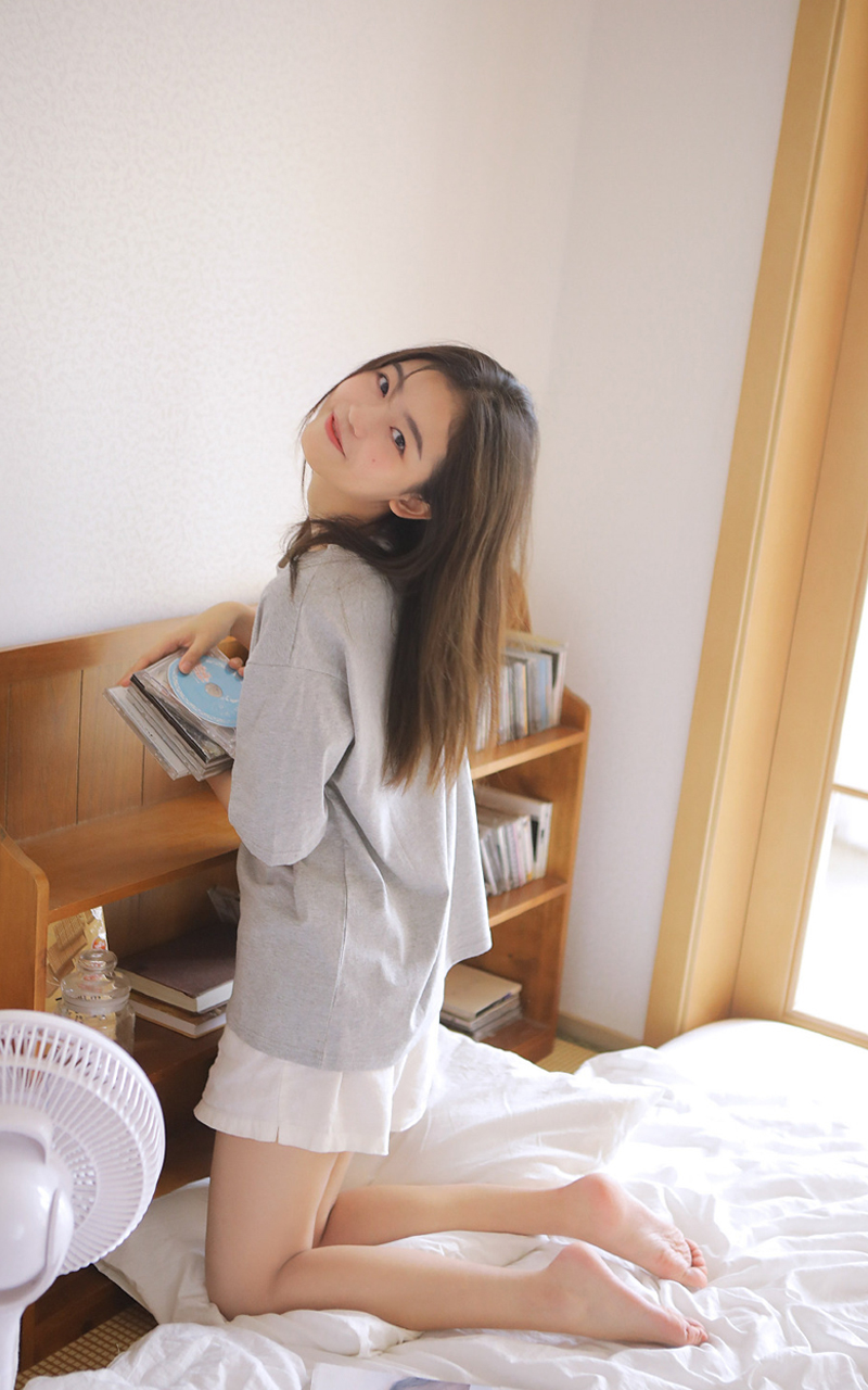 床上美女图片